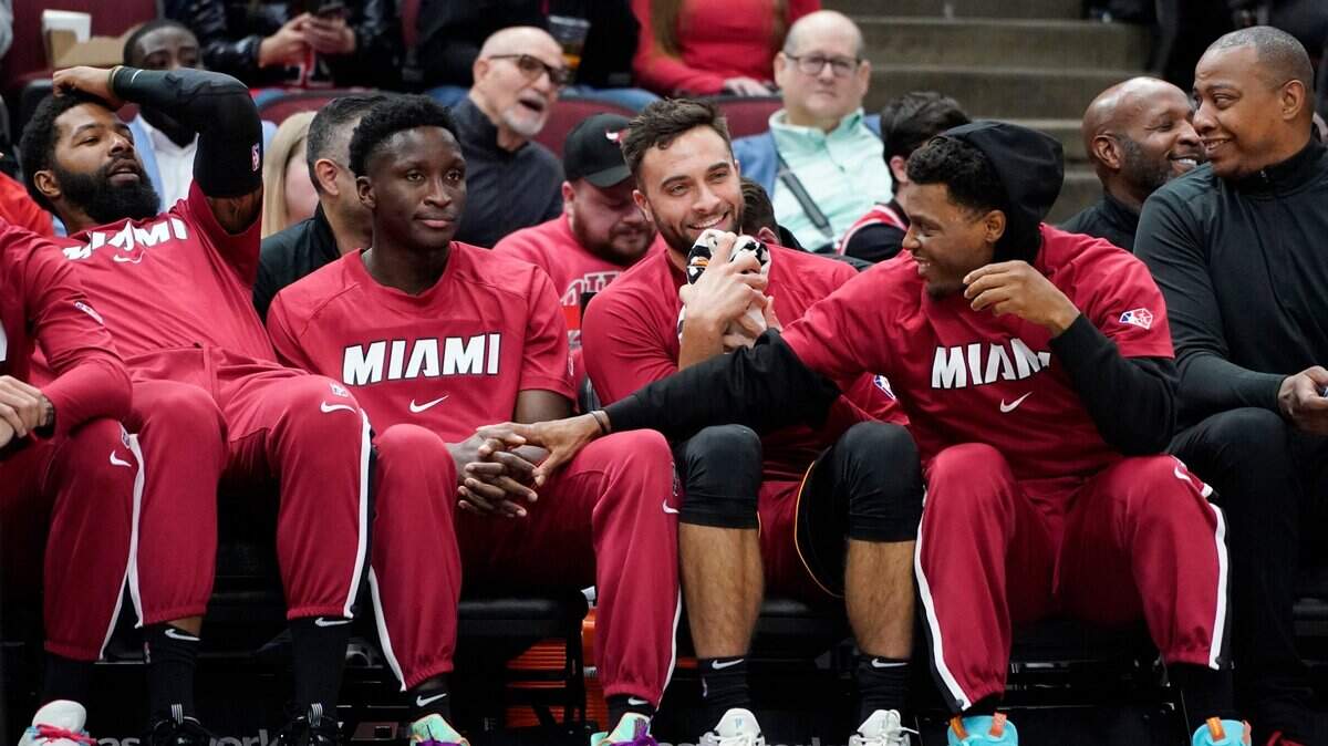 Jugadores del banco de Miami sonríen durante la segunda mitad del partido ante los Bulls, el 2 de abril de 2022 en Chicago.