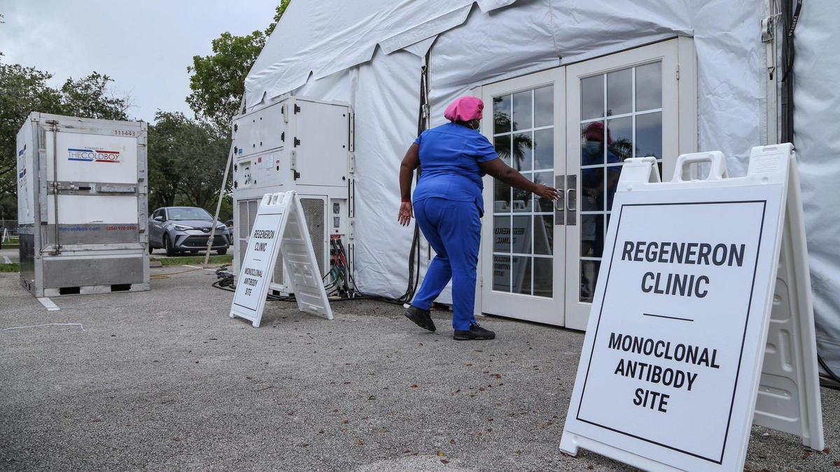 El centro de tratamiento de anticuerpos monoclonales del estado en Pembroke Pines, en el CB Smith Park, se inauguró el 18 de agosto de 2021.