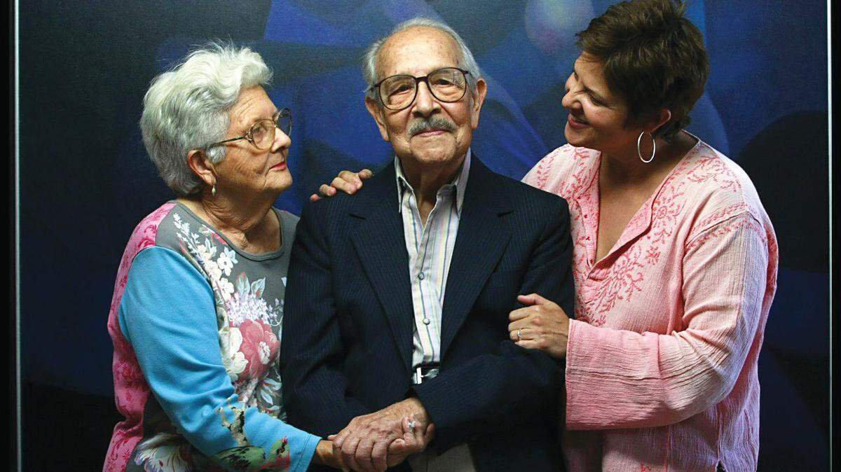 El fallecido artista cubano Rafael Soriano con su esposa, Milagros, y su hija, Hortensia, fotografiados en 2010. Rafael murió cinco años después, a los 94 años. Milagros murió en octubre de 2022.