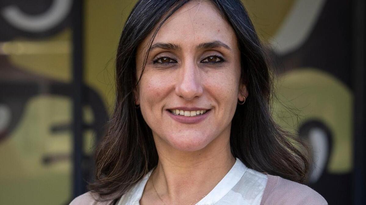  Yari Carrizo, de Tennts, con su premio del primer lugar en FIU Track, y el Concurso anual de emprendimientos de. Miami Herald. Imagen del 24 de marzo de 2023 en Miami.