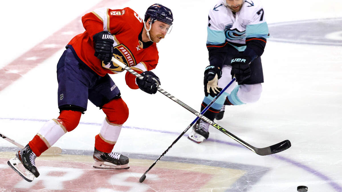 Florida Panthers center Sam Bennett (9) passes the puck against Seattle Kraken right wing Jordan Eberle (7) during the second period of an NHL game at the FLA Live Arena on Saturday, November 27, 2021 in Sunrise, Fl.