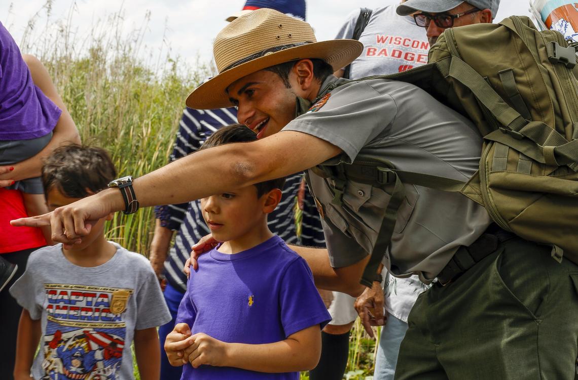 Ranger Daniel Agudelo señala la vida salvaje de los huéspedes en el Parque Nacional Everglades durante una caminata guiada en español del Anhinga Trail en Homestead, FL.