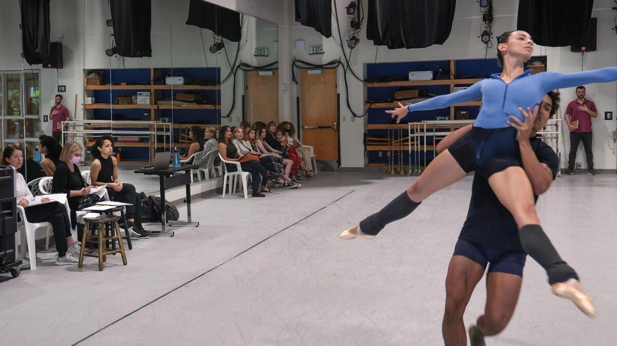 La coreógrafa Claudia Schreier observa a los miembros del Miami City Ballet ensayar su ballet de estreno en sus estudios de Miami Beach, el viernes 17 de abril, l