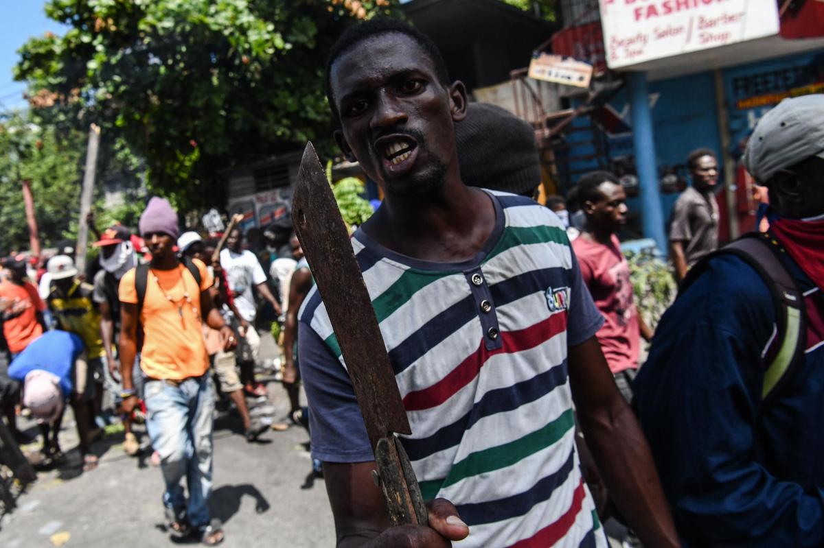 A demonstrator armed with a machete marches during a protest demanding the resignation of President Jovenel Moïse, in Port-au-Prince, Haiti, on September 27, 2019.