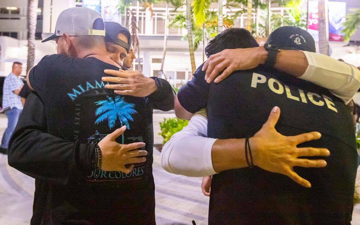 Agentes de policía de duelo por César Echeverry, el detective de Miami-Dade que murió dos días después de un tiroteo en Liberty City.
