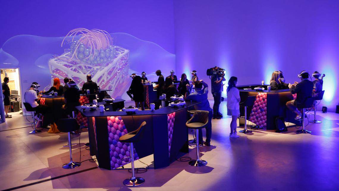 At “Aerobanquets RMX,” now at Superblue for Miami Art Week, diners enter a world of virtual reality on their culinary tasting journey.