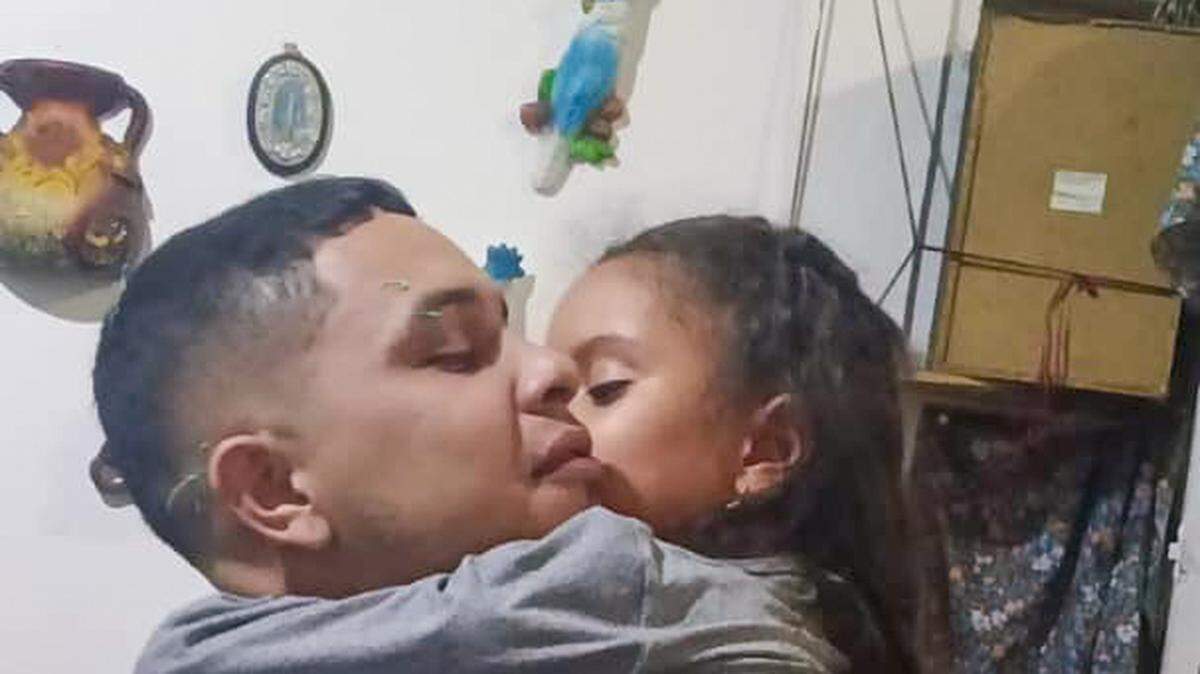 Neiyerver Adrián León Rengel se reúne con su hija de 6 años, Isabella, en Venezuela tras haber sido detenido y deportado de Estados Unidos. Ha presentado una demanda alegando que el Departamento de Seguridad Nacional violó sus derechos al debido proceso.