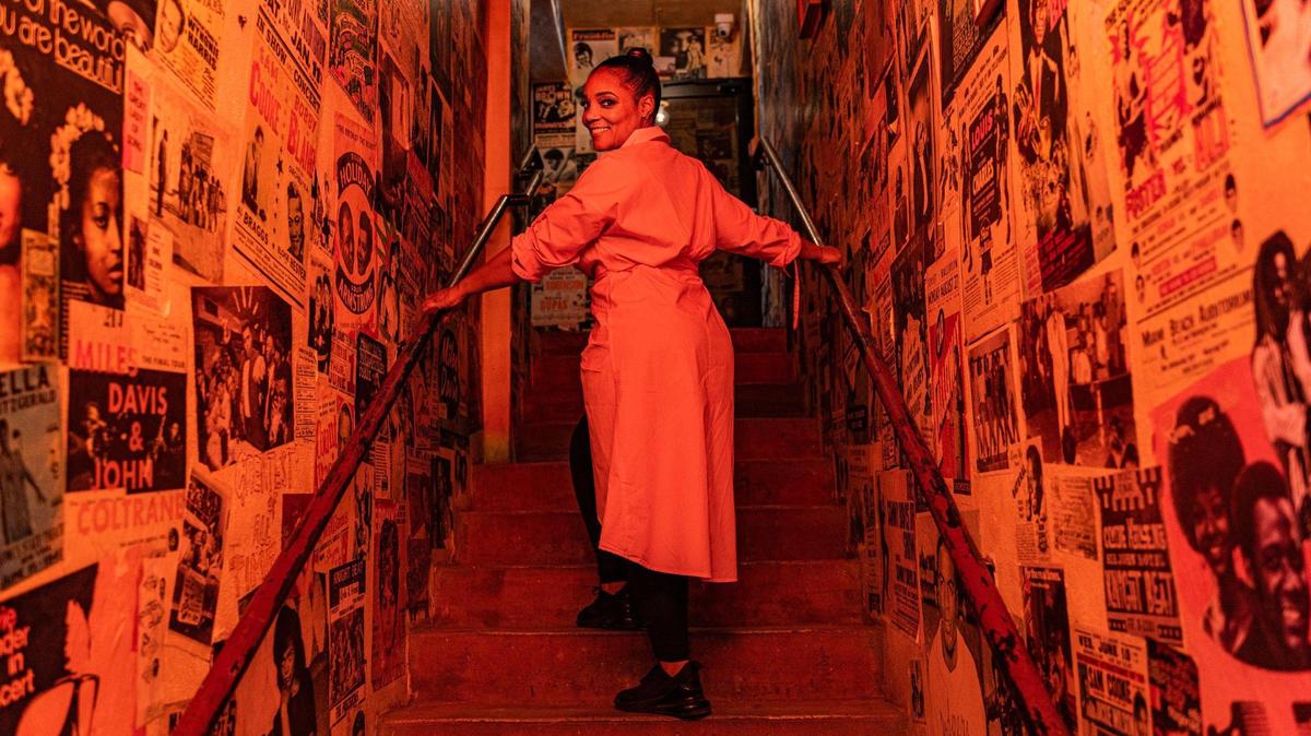 Amaris Jones, chef de Red Rooster Overtown, posa en el restaurante de Miami el domingo 11 de diciembre de 2022. Originaria de Filadelfia, Jones tiene la tarea de añadir nuevas recetas y tender puentes entre la comunidad de Miami y Red Rooster Overtown.