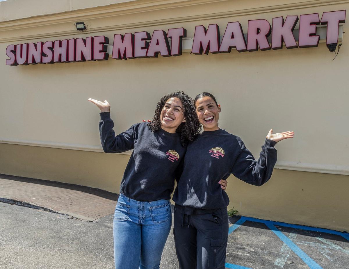 Las hermanas Vanessa y Karissa Disla posando fuera de Sunshine Meat Market en Miami Gardens el miércoles 5 de junio de 2024.