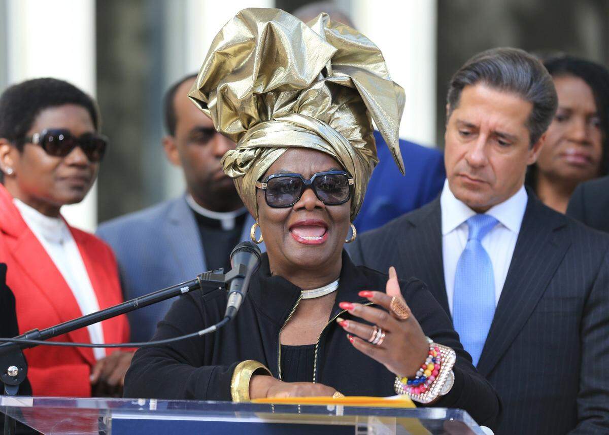 Miami-Dade School Board member Dorothy Bendross-Mindingall speaks at a 2017 news conference. Schools Superintendent Alberto Carvalho stands behind her.