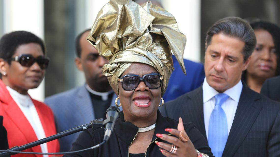 Miami-Dade School Board member Dorothy Bendross-Mindingall speaks at a 2017 news conference. Schools Superintendent Alberto Carvalho stands behind her.