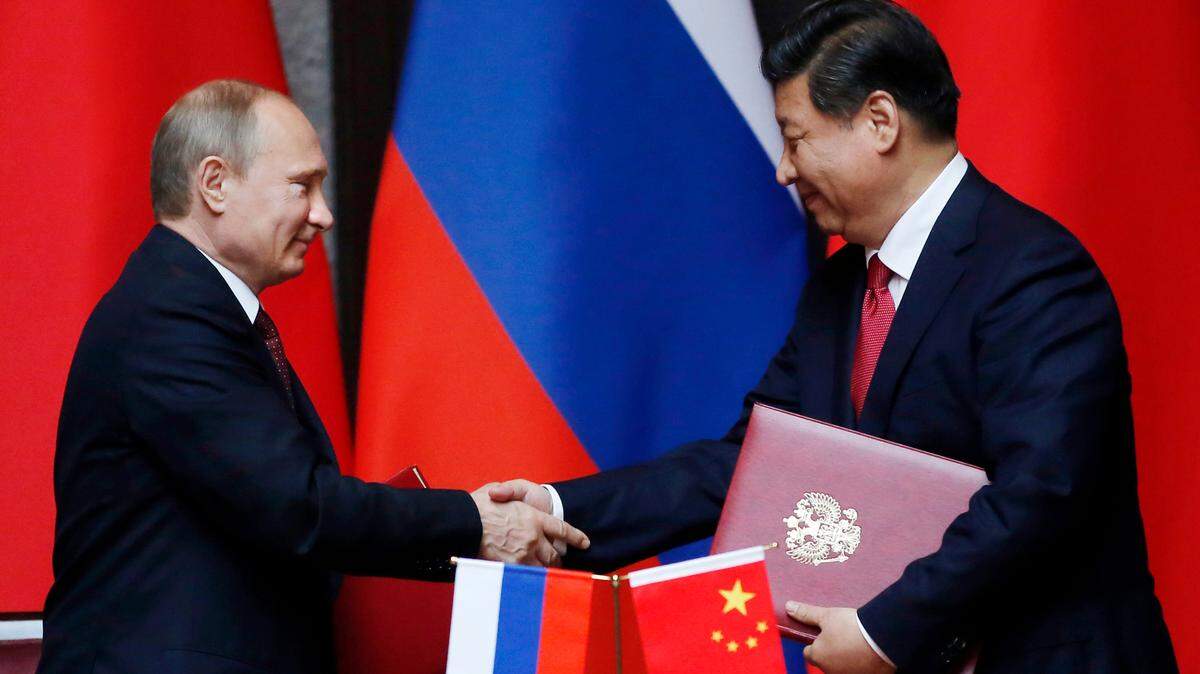 El presidente de Rusia, Vladimir Putin, a la izquierda, y el presidente de China, Xi Jinping, se dan la mano después de firmar un acuerdo durante una reunión bilateral en la Casa de Huéspedes del Estado de Xijiao antes de la cuarta cumbre de la Conferencia sobre Interacción y Medidas de Fomento de la Confianza en Asia en mayo de 2014. (Foto AP/Carlos Barria, Piscina)