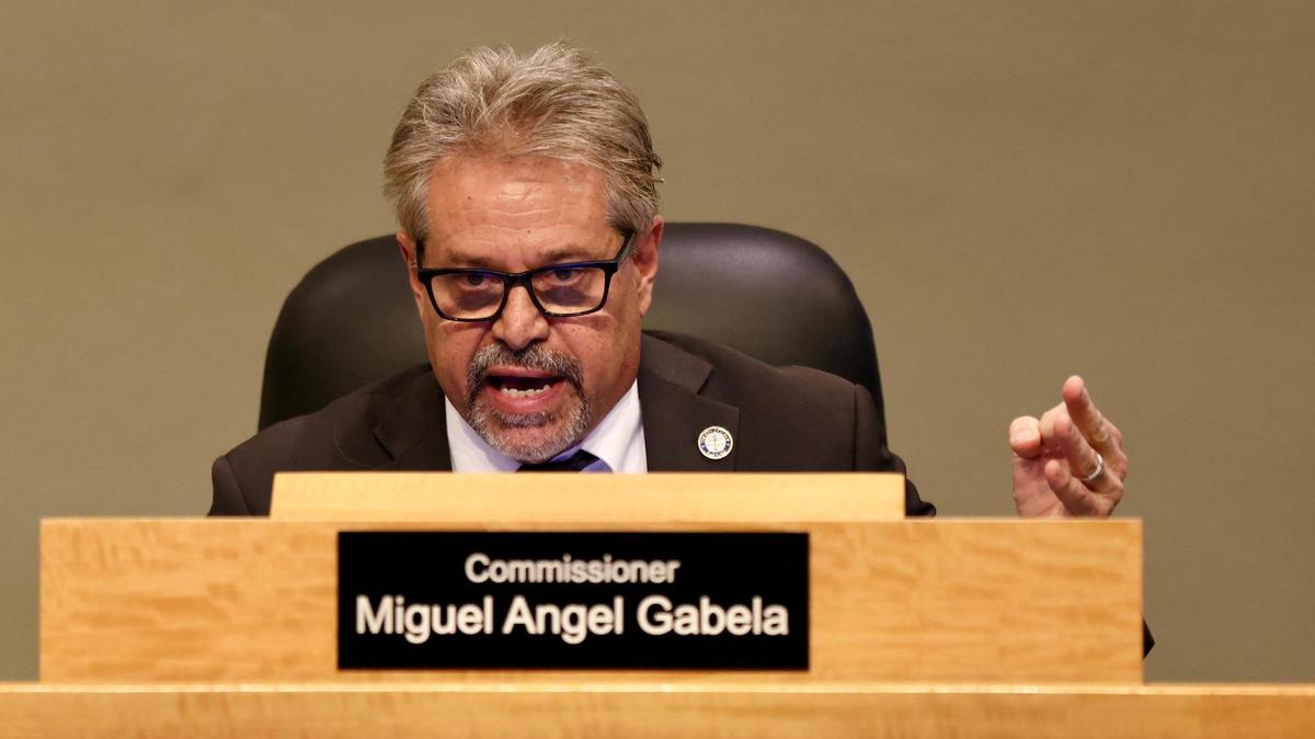 El comisionado miamense Miguel Ángel Gabela habla en la reunión sobre el presupuesto de la ciudad, en el Ayuntamiento de Miami, el lunes 11 de diciembre de 2023.