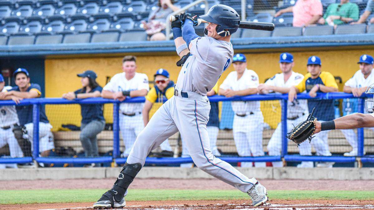 El jardinero Griffin Conine batea con los Blue Wahoos de Pensacola. El prospecto de los Marlins disparó el sábado su cuadrangular número 24 de la campaña, récord para una temporada en el equipo de Doble A.