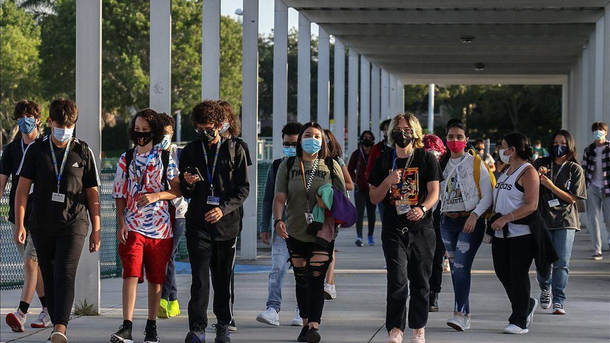Los estudiantes de la escuela secundaria Cypress Bay en el campus en Weston mientras regresan a la escuela bajo un mandato de uso de mascarillas de la Junta Escolar, el miércoles 18 de agosto de 2021.