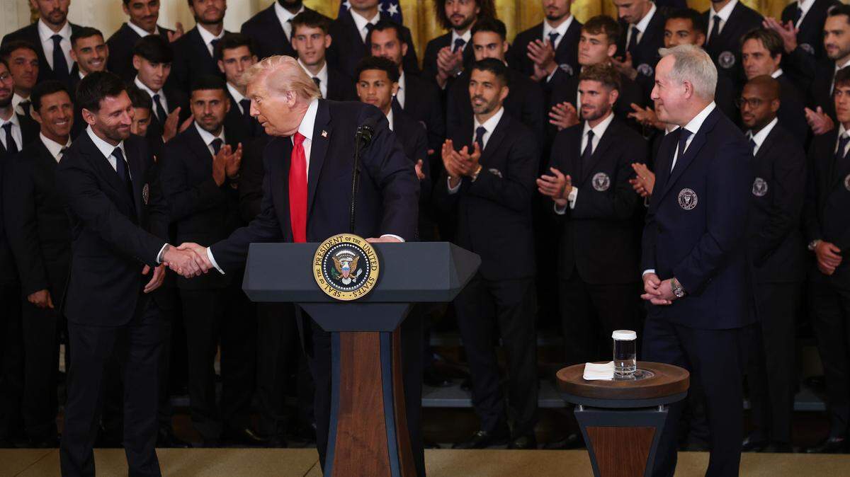 El astro del Inter Miami Lionel Messi le estrecha la mano al presidente de Estados Unidos Donald Trump, en la visita del equipo campeón de la MLS a la Casa Blanca, el 5 de marzo de 2026 en Washington, DC. 
