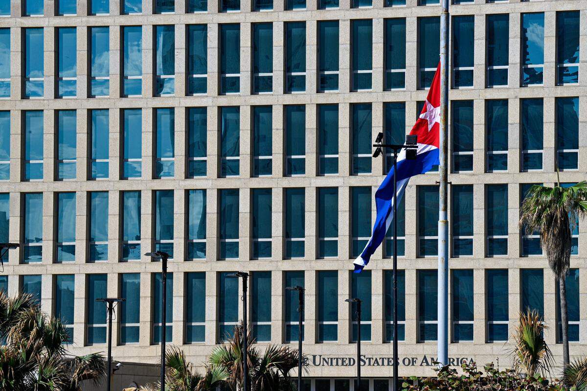 La bandera nacional cubana ondea a media asta frente a la embajada estadounidense en La Habana el 5 de enero de 2026. La Habana declaró dos días de luto nacional a partir del 5 de enero tras la muerte de 32 cubanos durante la operación estadounidense que culminó con la captura del presidente venezolano Nicolás Maduro en Caracas. (Foto de Adalberto ROQUE / AFP vía Getty Images)