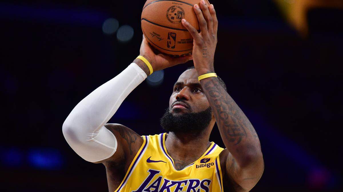 Los Angeles Lakers forward LeBron James (23) shoots a free throw basket against the Orlando Magic during the second half at Crypto.com Arena.