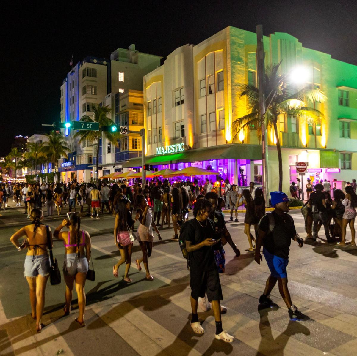 Una multitud camina por Ocean Drive durante las vacaciones de primavera en Miami Beach el 18 de marzo de 2023.