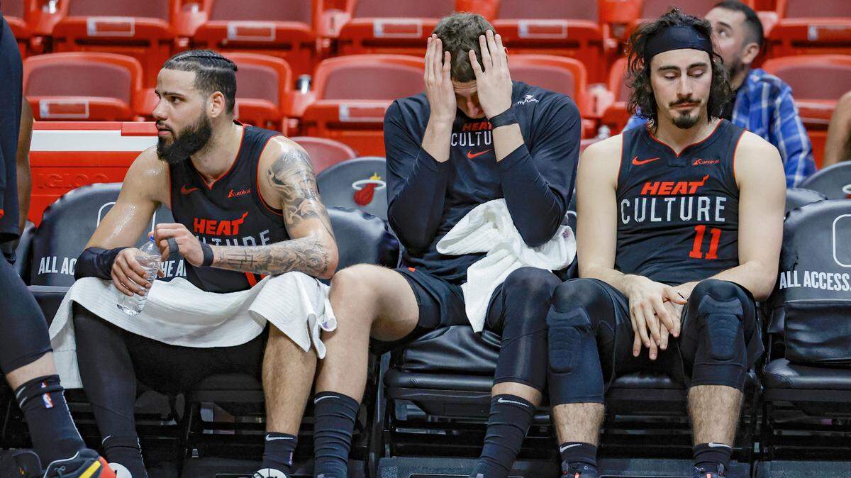Los jugadores del Heat Caleb Martin, Nikola Jovic y Jaime Jáquez Jr. (de izq. a der.) reaccionan tras una jugada en el partido contra los Mavericks de Dallas, celebrado el 10 de abril de 2024 en Miami.