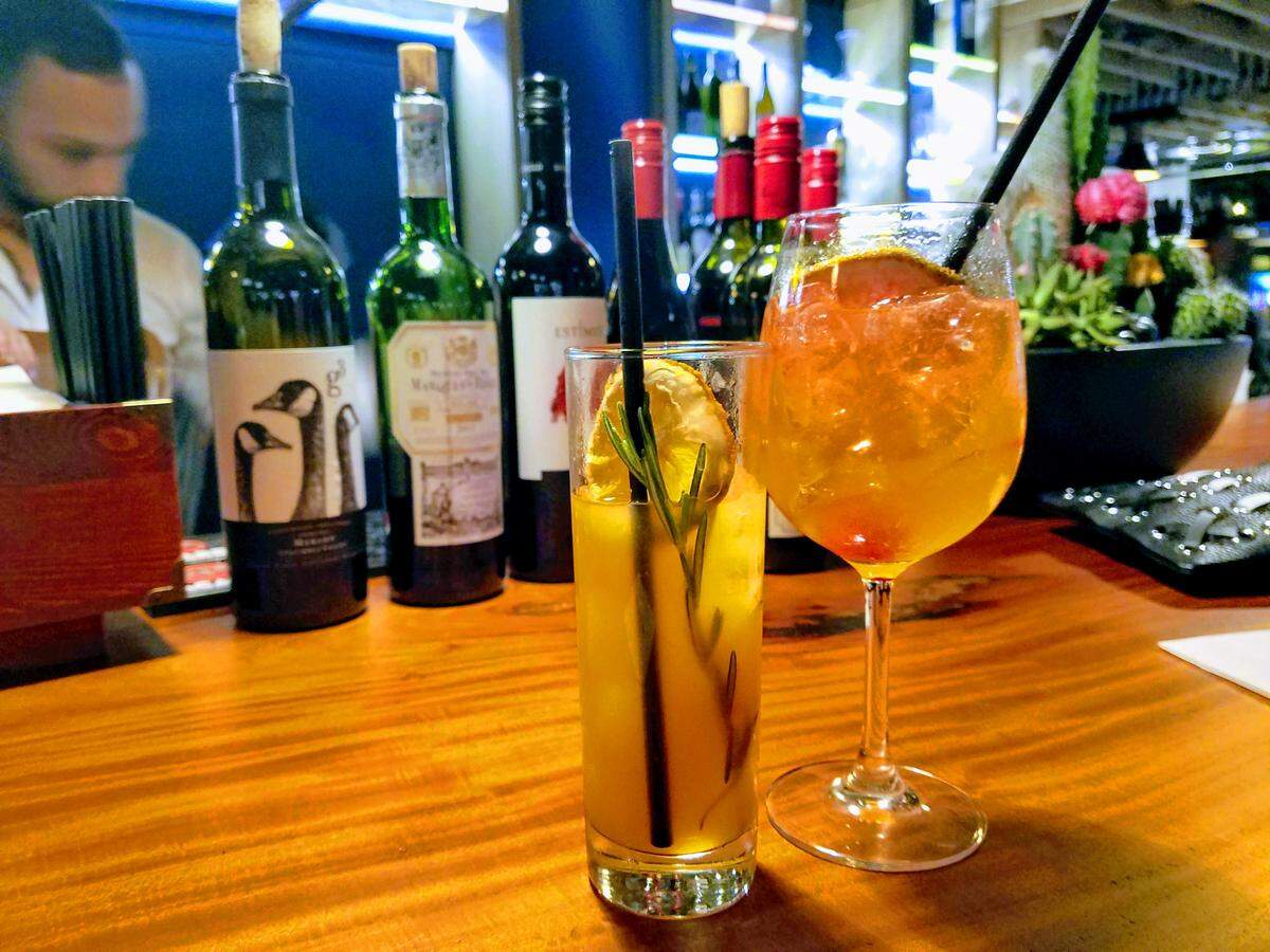 The specialty cocktails of the night were Worth a Chase (vodka, orange juice, cranberry and fresh rosemary) and Rum at First Sight (rum, aperol, grapefruit juice, Sprite, fresh grapefruit). Both equally delicious.