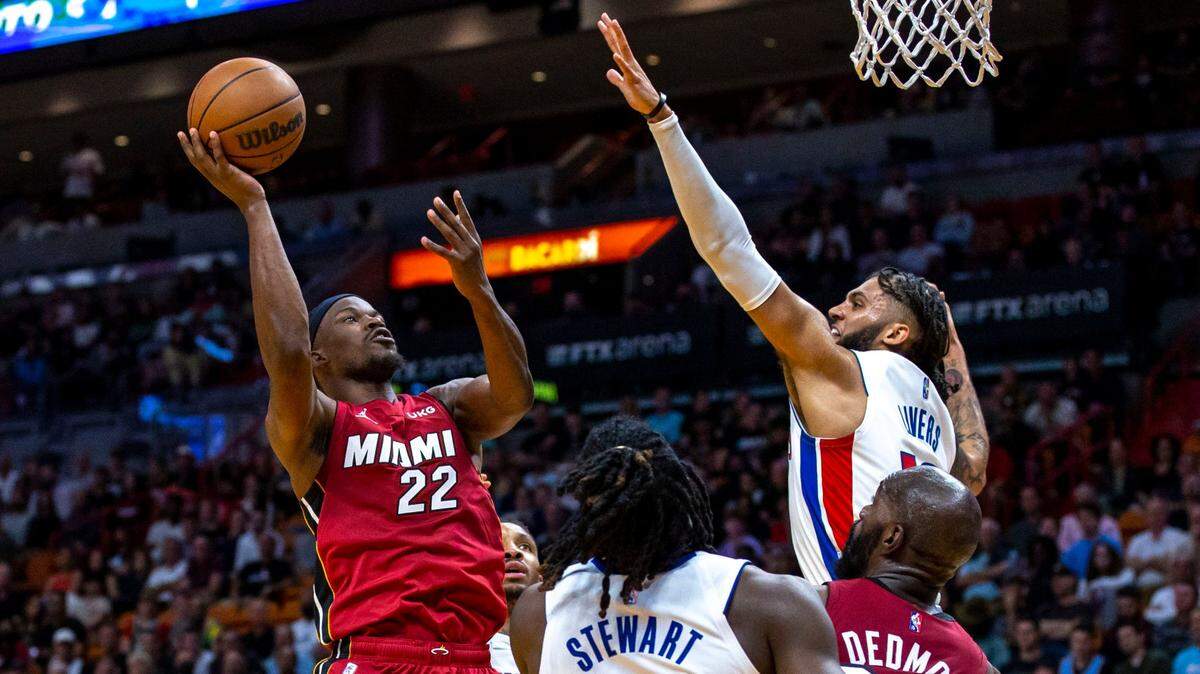 El delantero del Heat Jimmy Butler (7) dispara sobre Isaiah Livers (12), de los Pistons, el martes 15 de marzo de 2022 en el FTX Arena.