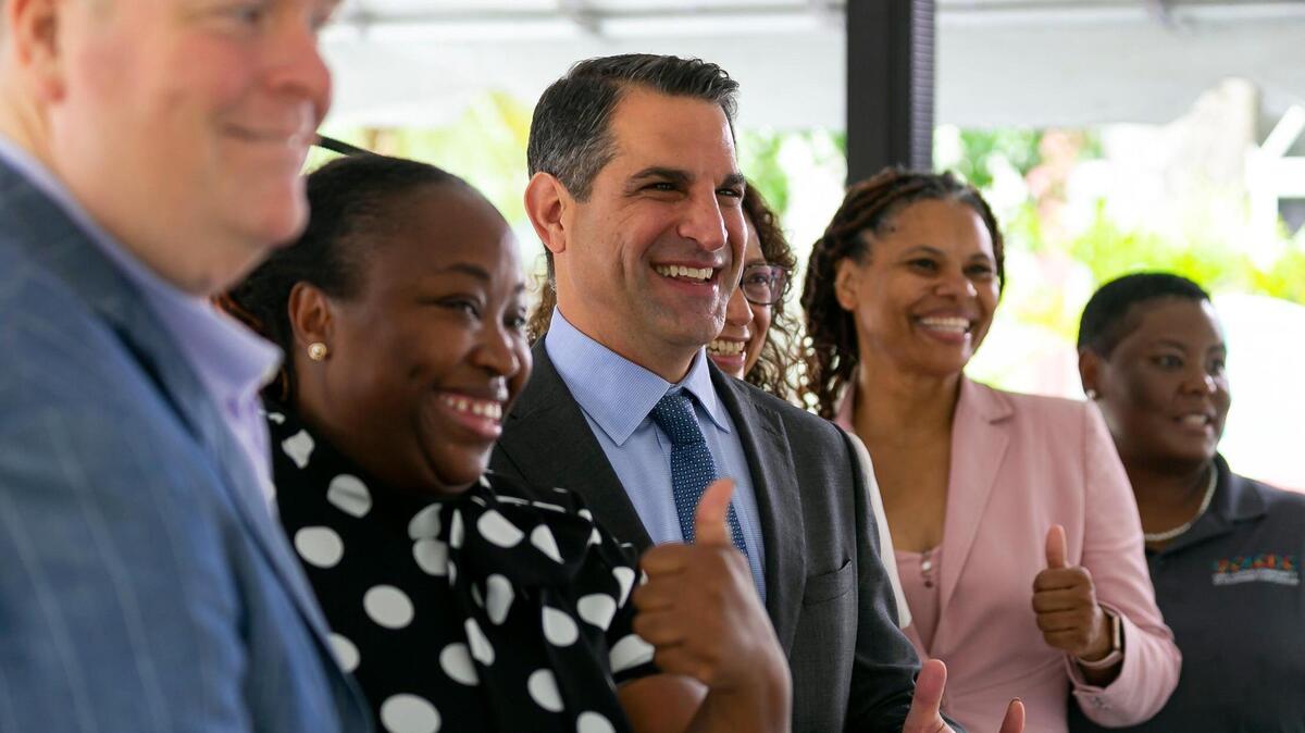 James R. Ha (centro), presidente ejecutivo de The Children's Trust, celebra con otros líderes de la comunidad en los Alice Brown Apartments de la Community Development Corporation de Opa-locka, el martes 14 de junio de 2022, en Opa-locka. La organización anunció que su junta directiva aprobó una inversión de $14 millones en sus Asociaciones de Apoyo Familiar y Vecinal, que ayudarán a las familias necesitadas del sur de la Florida. MATIAS J. OCNER mocner@miamiherald.com
