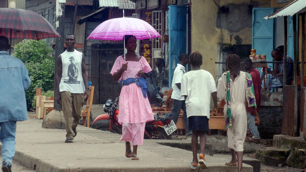 PHOTO BY SARAH J. GLOVER / KNIGHT-RIDDER NEWSPAPERS Freetown, Sierra Leone street scene, rainy season. STORY INFO - Through DNA analysis at www.africanancestry.com, Miami Herald columnist Leonard Pitts had his heritage traced to the Songhi people of Niger and the Mende people of Sierra Leone. Story encompasses his experience as an African American going back to Africa. July 21, 2004