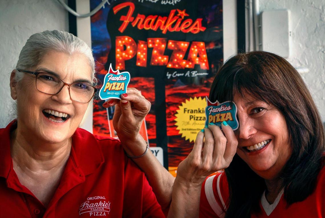 Roxanne y Renée Pasquarella, hijas de los propietarios originales Frank y Doreen Pasquarella, operan Frankie’s Pizza en Bird Road.