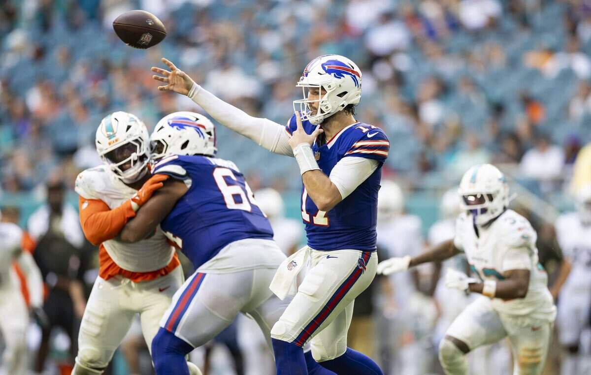 Miami Dolphins wide receiver Jaylen Waddle (17) passes the ball in the second half of his NFL game against the Miami Dolphins at Hard Rock Stadium on Sunday, Nov. 9, 2025, in Miami Gardens, Fla.
