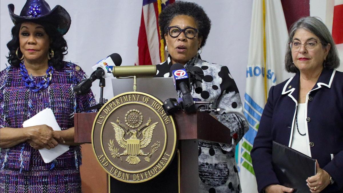 La secretaria de Vivienda y Desarrollo Urbano, Marcia Fudge (centro) pronuncia su discurso acompañada por la legisladora Frederica Wilson (izquierda), y la alcaldesa de Miami-Dade, Daniella Levine Cava, el 28 de junio de 2022. Carl Juste cjuste@miamiherald.com
