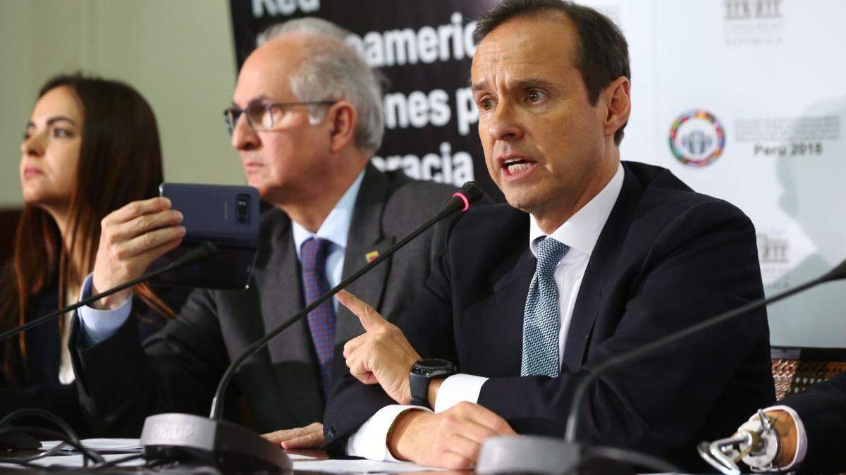 Líder opositor venezolano Antonio Ledezma con el ex presidente  de Bolivia Jorge Quiroga en Lima, Perú.
Desde el Congreso peruano, varios expresidentes y otros líderes de América Latina pidieron este miércoles en una conferencia de prensa que se “desconozcan las elecciones presidenciales convocadas por la dictadura” cubana.