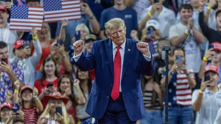 En Fort Myers, Trump presume de los logros económicos pese a la persistente inflación