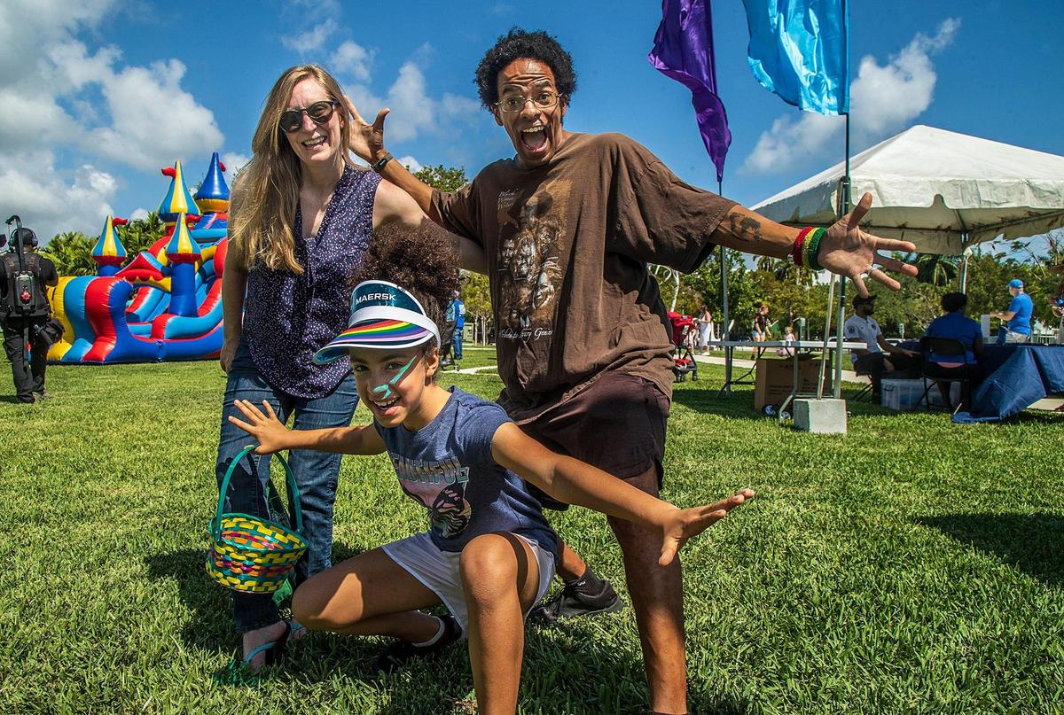 Erin y Rob Collins con su hija Teya disfrutando del aire libre en la celebración del Picnic Familiar de Pascua, que forma parte del Festival del Orgullo de Miami Beach en Pride Park, el sábado 08 de abril de 2023.