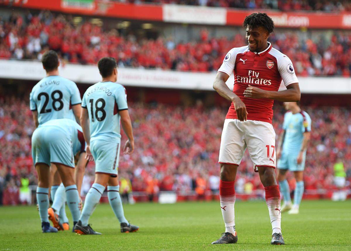 LONDON, ENGLAND - MAY 06:  Alex Iwobi of Arsenal celebrates after scoring his sides fourth goal during the Premier League match between Arsenal and Burnley at Emirates Stadium on May 6, 2018 in London, England.  (Photo by Mike Hewitt/Getty Images)