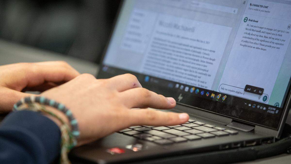 MUCHOS EXPERTOS advierten que, aunque los programas de IA educativa pueden ser excelentes herramientas para ayudar a los niños con sus tareas,  no está comprobado que el método de “aprendizaje en dos horas” funcione.