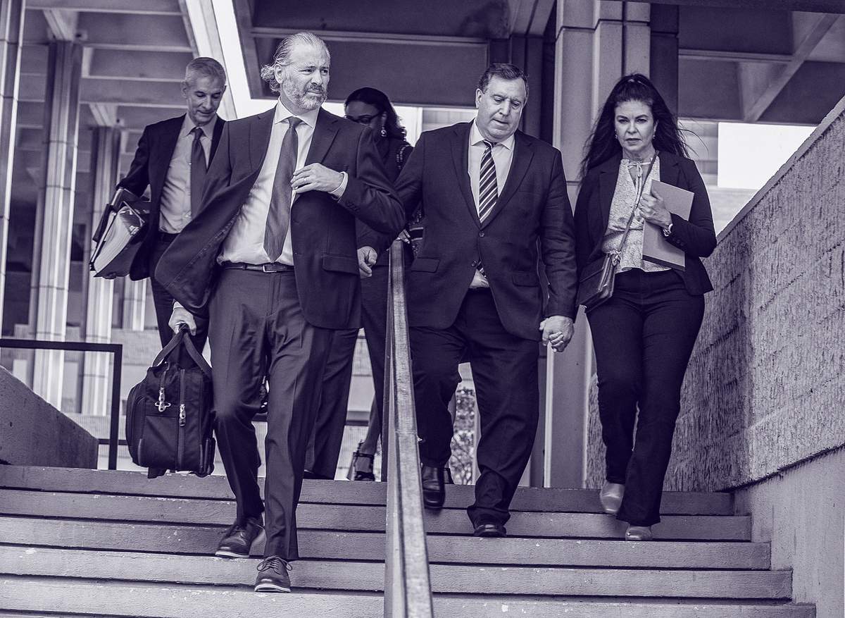 El comisionado de Miami Joe Carollo saliendo del tribunal federal de Fort Lauderdale con dos de sus abogados y su esposa. Registros públicos obtenidos recientemente por Miami Herald muestran que los contribuyentes de Miami han estado pagando los costos legales del comisionado y hasta ahora se han facturado casi $2 millones.