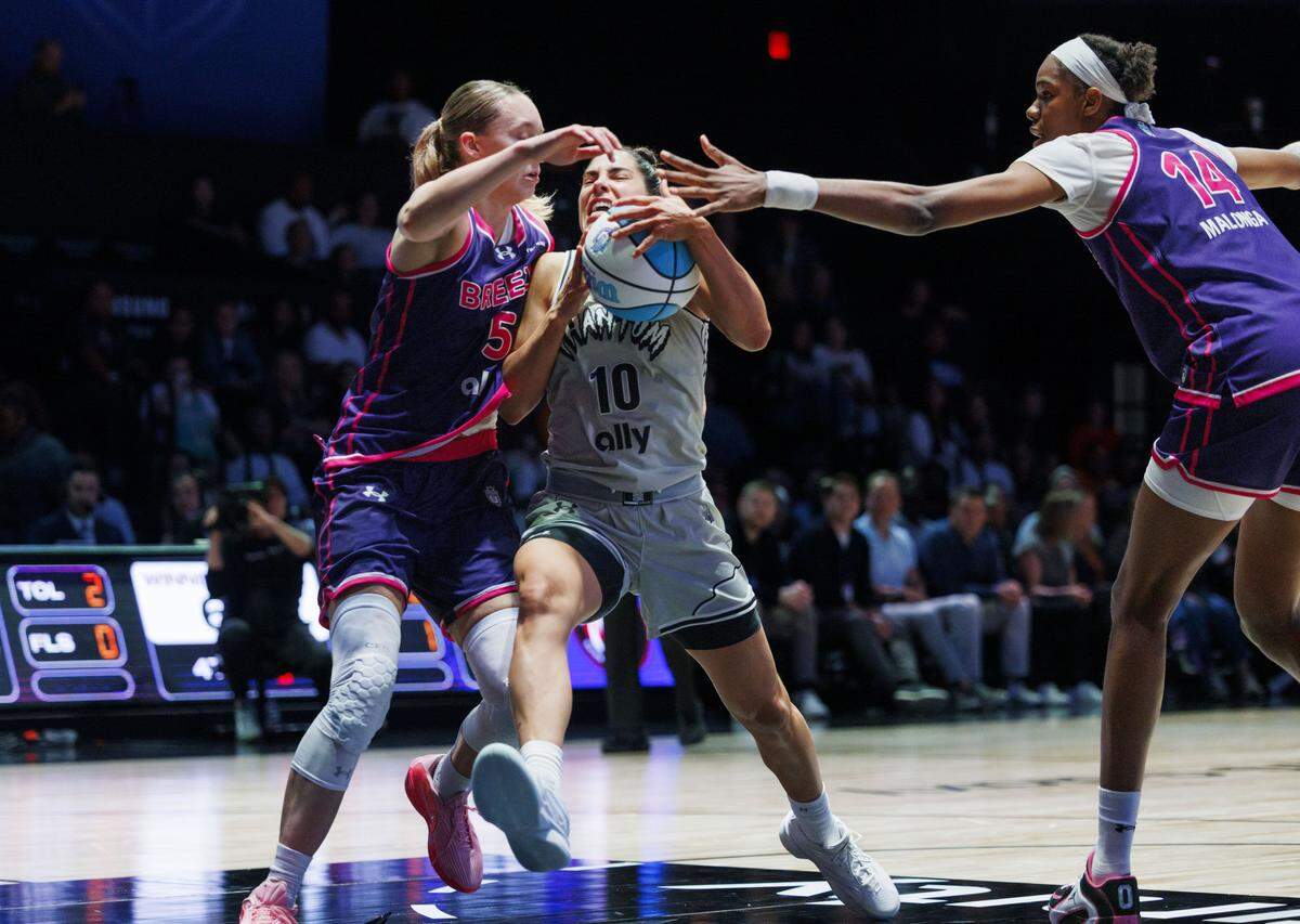 Phantoms Kelsey Plum (10) drives between Breezes Paige Bueckers (5) and Breezes Dominique Malonga (14) during the second half of an Unrivaled game on Monday, Jan. 5, 2026, at Sephora Arena in Medley, Fla. 