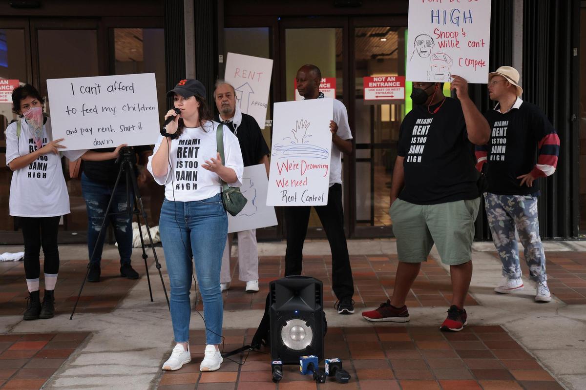 Ante la subida de los precios de la renta en el sur de Florida, los defensores de la vivienda justa de Miami Coalition to Advance Racial Equity, Struggle for Miami’s Affordable and Sustainable Housing (SMASH), Wyn Women y otras asociaciones se manifiestan por viviendas asequibles.