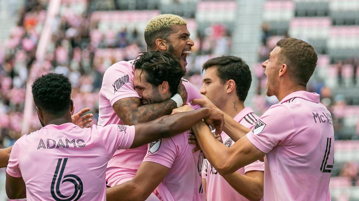 El delantero del Inter Miami Leonardo Campana (centro), DeAndre Yedlin (2) y Mo Adams (6) celebran después de anotar un gol contra Atlanta United en el DRV PNK Stadium, el 24 de abril de 2022, en Fort Lauderdale, Florida.