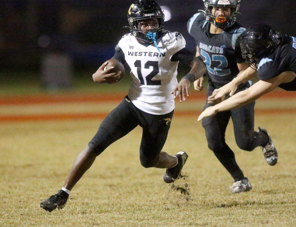 Western Wildcats Sherrod Gourdine (12) carries the ball against West Broward Bobcats during football game on Friday, November 1, 2024 at Everglades HS in Miramar. Andrew Uloza / for Miami Herald