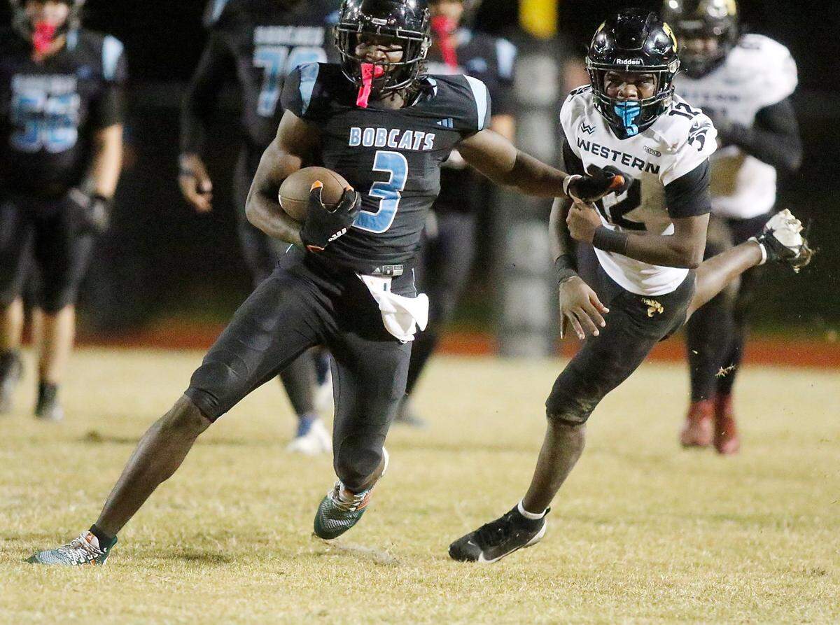 West Broward Bobcats wide receiver Joshua Moore (3) plays against Western Wildcats during football game on Friday, November 1, 2024 at Everglades HS in Miramar. Andrew Uloza / for Miami Herald