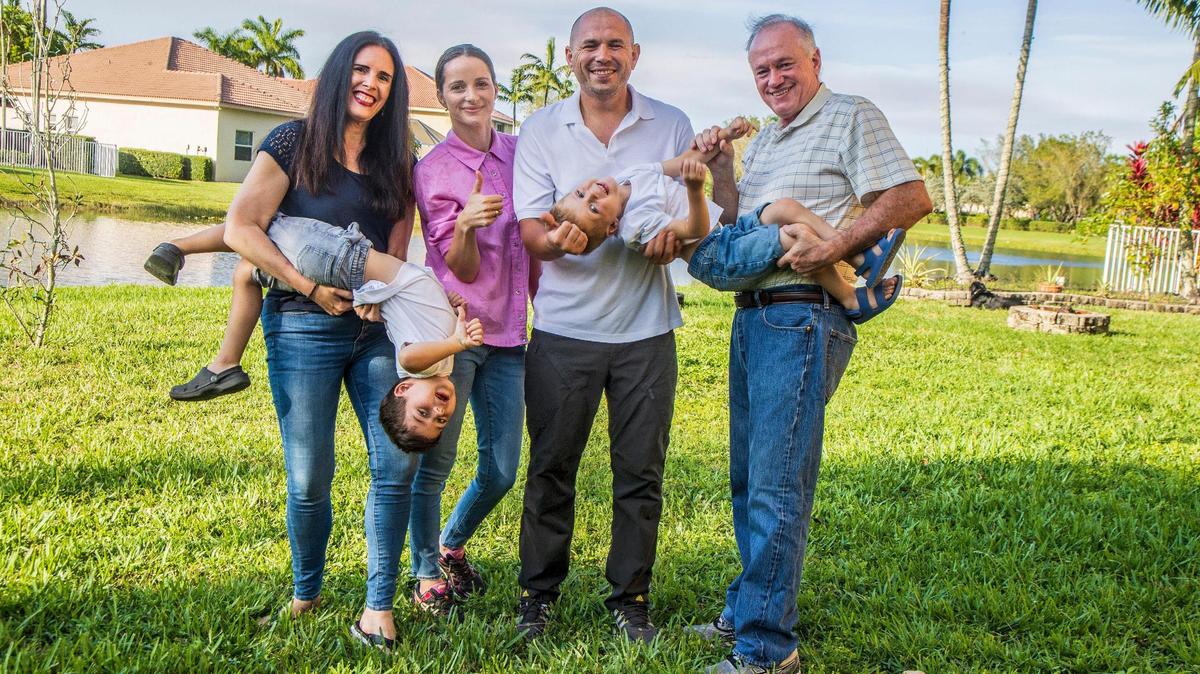 Laurie y Mike Riley posan con la familia de refugiados ucranianos que acogen en su casa de Weston, después de que abandonaran Ucrania debido a la invasión rusa. Desde la izquierda: Laurie Riley, Anhelina, Volodymyr Nemets y sus hijos Volodymyr, 5 años. (extremo izquierdo) y Myroslav, 4 años. y Mike Riley, el miércoles 04 de mayo de 2022.