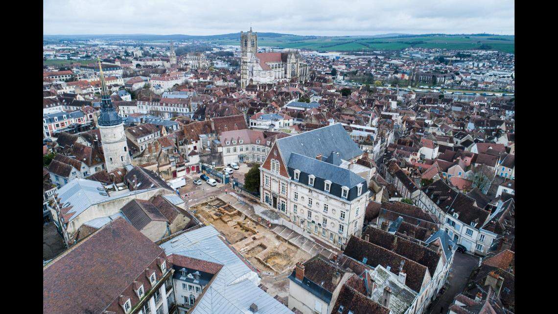In the ancient French city of Auxerre, the redevelopment of a courtyard revealed homes built as the city was coming in to its political power, French officials say.