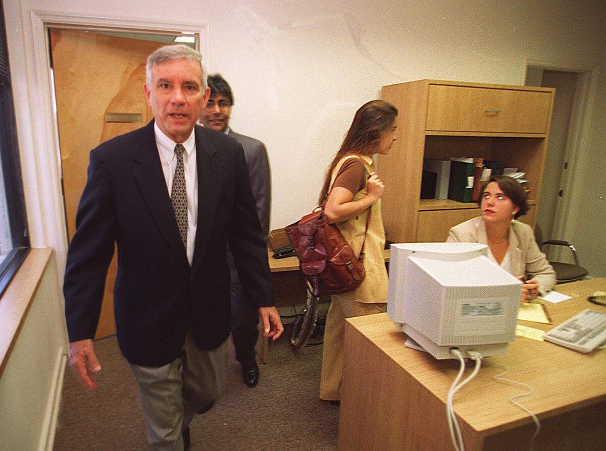 César Odio strolls into his office at Miami’s City Hall in this Sept. 5, 1996 file photo. Odio served as Miami city manager from 1985 to 1996 and was assistant manager beginning in 1980.