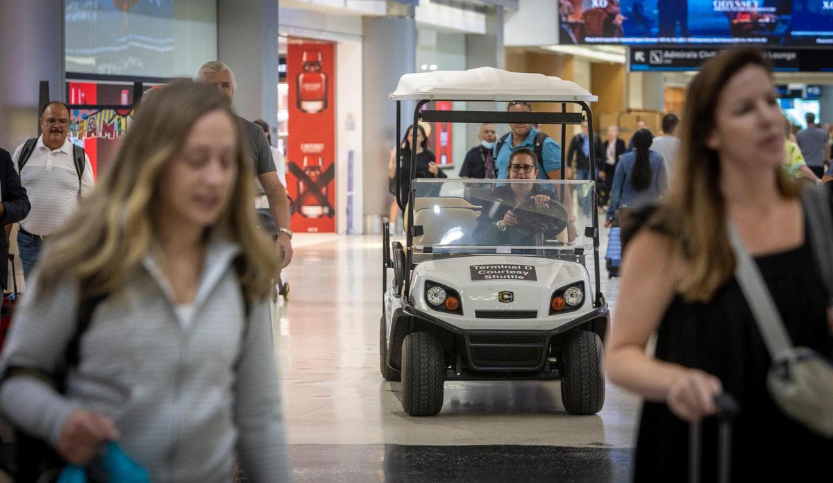 Un vehículo de cortesía recorre el Vestíbulo D del Aeropuerto Internacional de Miami. El Skytrain está fuera de servicio indefinidamente y el servicio de transporte de cortesía es la única opción que tienen los pasajeros además de caminar para ir de un extremo a otro de la terminal, el miércoles 27 de septiembre de 2023.