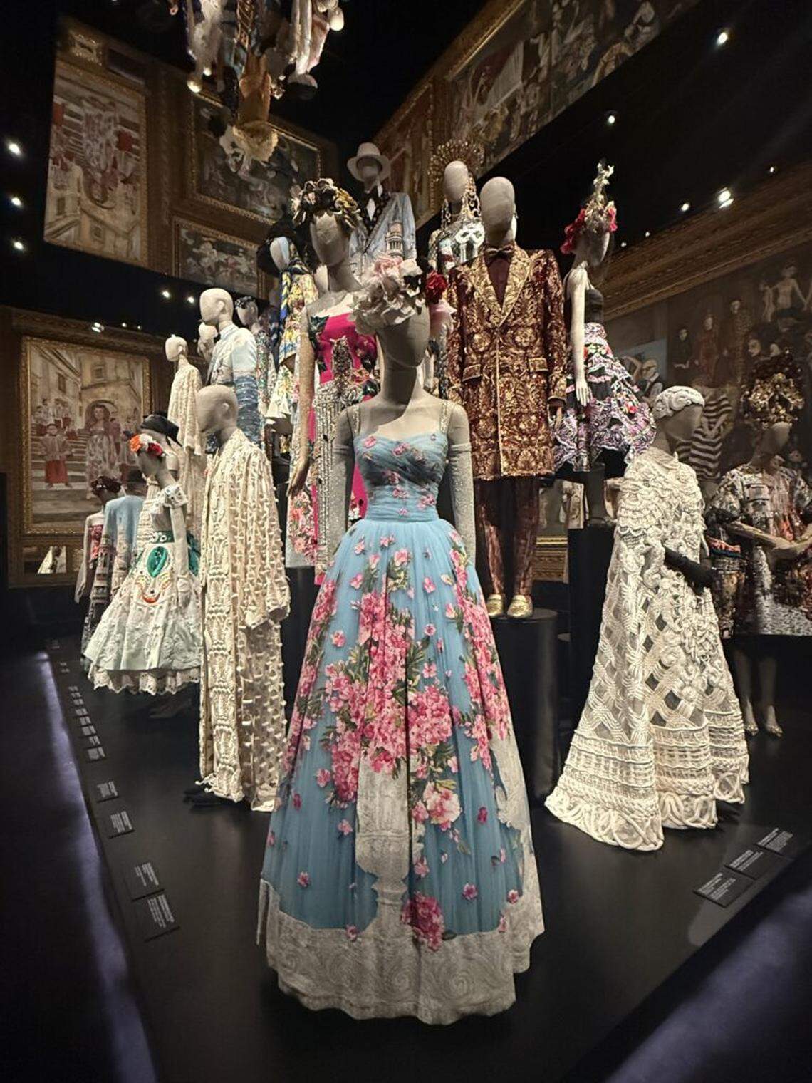 Una instalación que muestra los diseños de D&G Alta Moda rodeados de pinturas de Anh Duong combina la tradición histórica con la cultura contemporánea en “From the Heart to the Hands: Dolce&Gabbana”, en el ICA Miami.