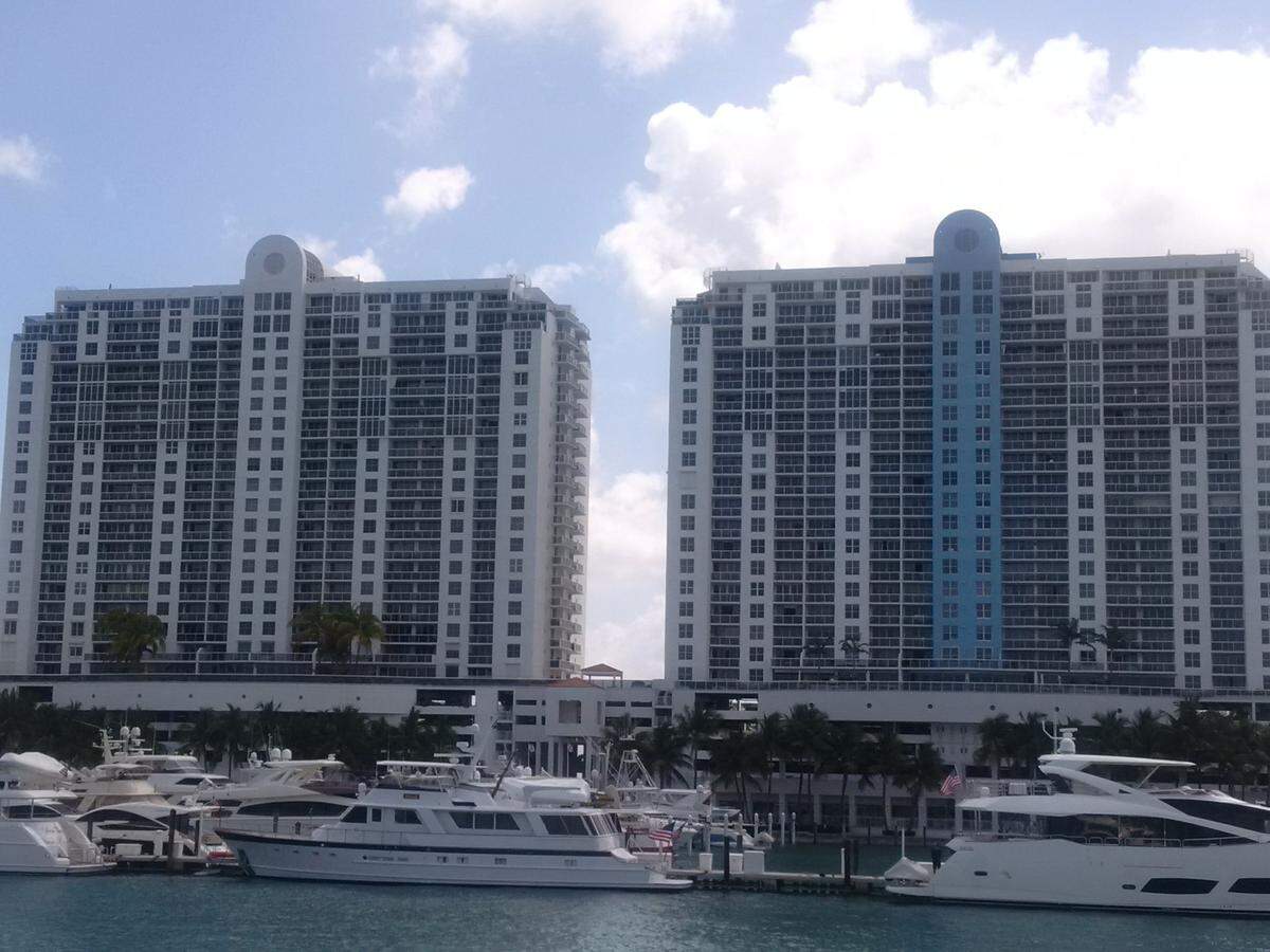 Jonathan Alonso stabbed Louis Piper in a 12th floor apartment of Sunset Harbour South, the building on the right.
