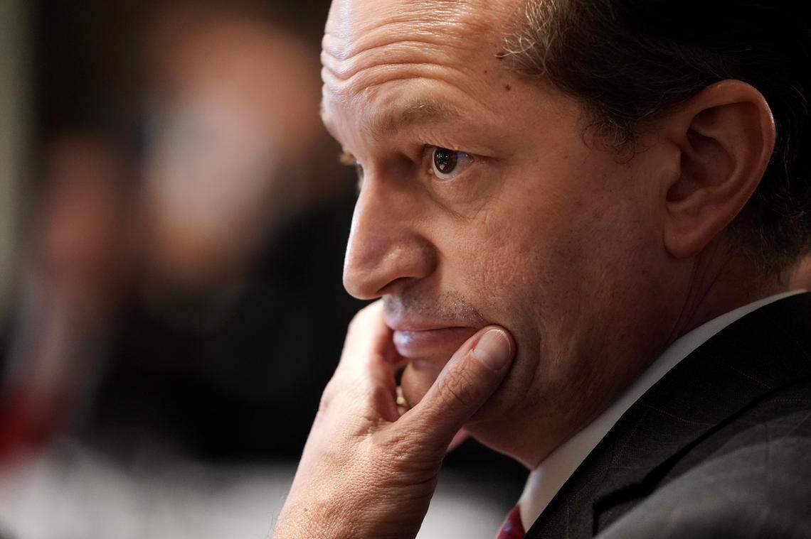 El exsecretario de Trabajo de Estados Unidos, Alex Acosta, asiste a una reunión del gabinete con el presidente Donald Trump en la Casa Blanca el 16 de julio de 2019 en Washington, DC.