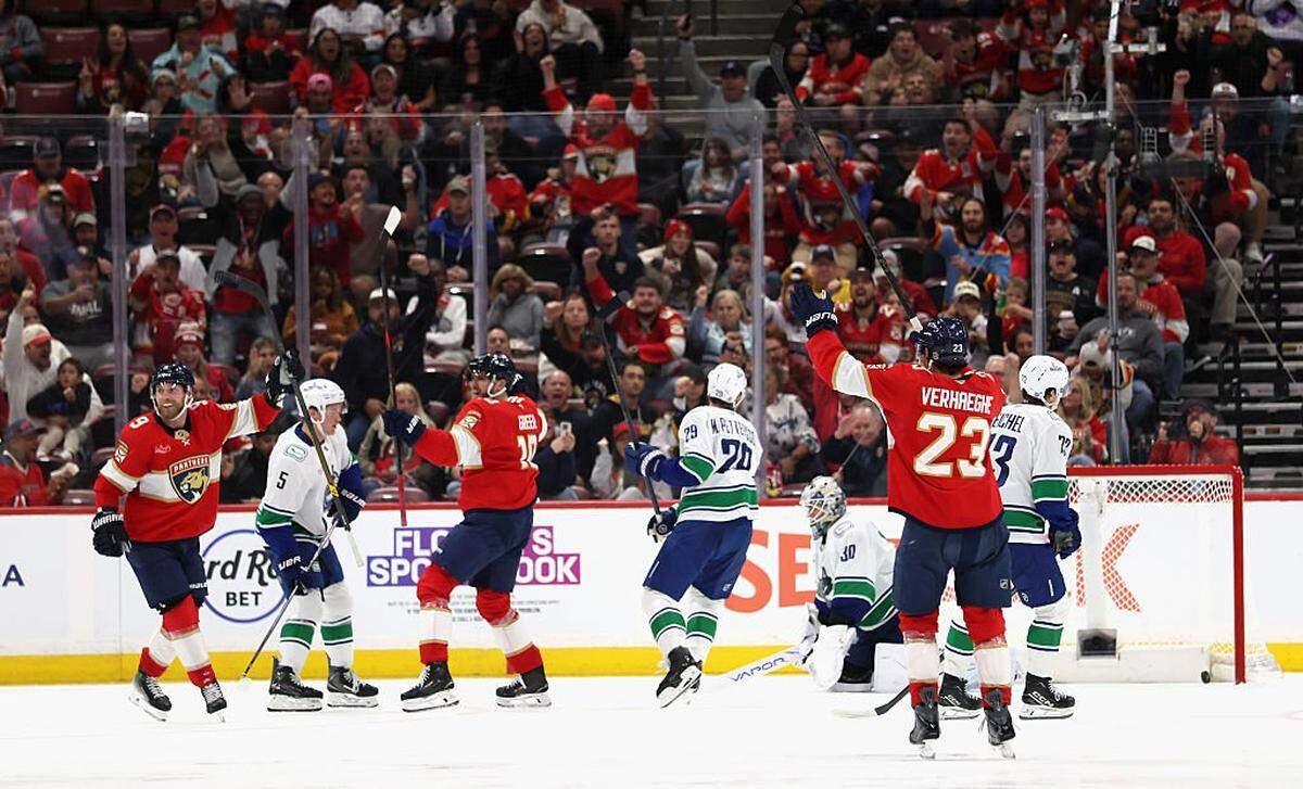 SUNRISE, FLORIDA - NOVEMBER 17: Sam Bennett #9 of the Florida Panthers (l) celebrates his third period goal against the Vancouver Canucks at Amerant Bank Arena on November 17, 2025 in Sunrise, Florida. (Photo by Bruce Bennett/Getty Images)